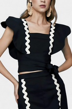 Fabiana Top Elegante con Volantes y Costuras en Contraste