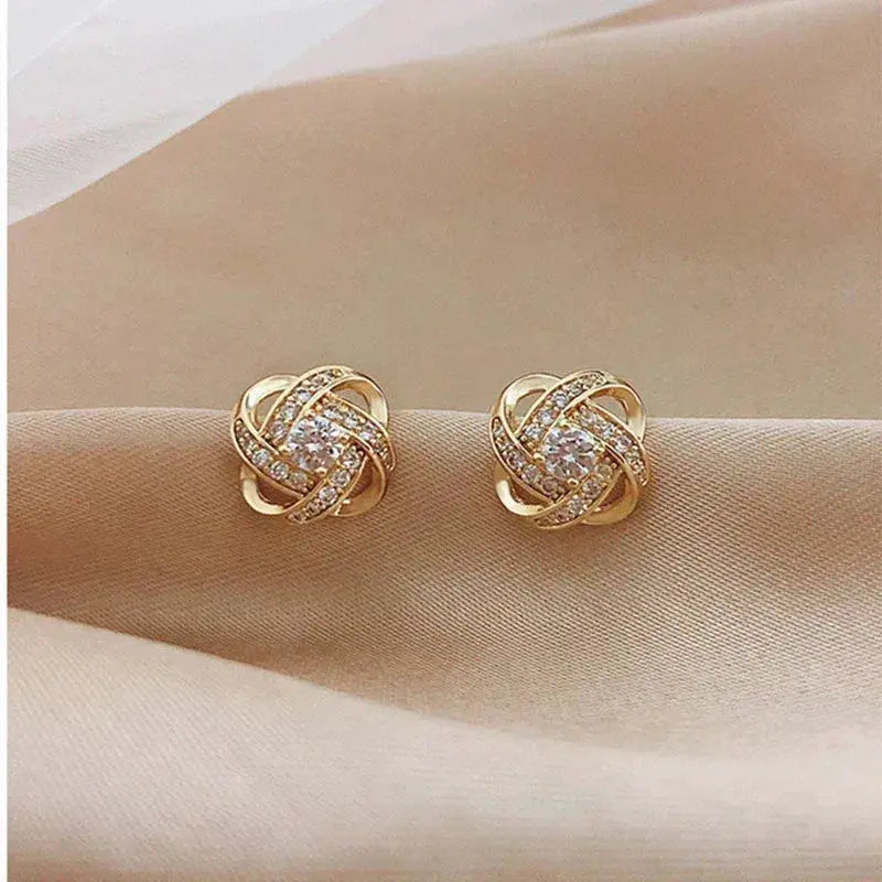 Pendientes Dorados Espiral Floral con Cristales