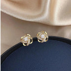 Pendientes Dorados Espiral Floral con Cristales
