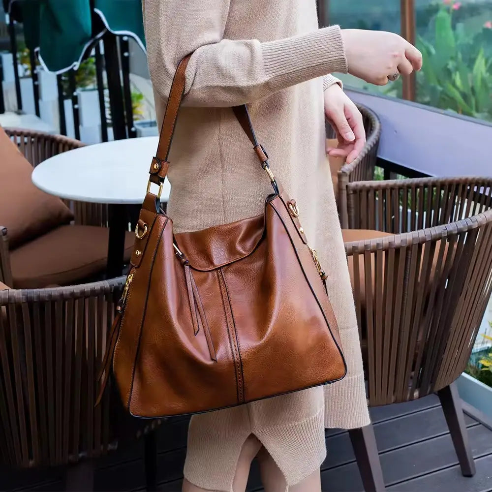 Luna Soler – Bolso hobo Valentina de cuero vegano con cartera incluida
