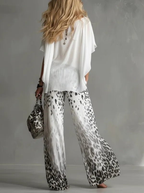 Conjunto Camiseta Blanca Fluida y Pantalón de Chifón Estampado de Leopardo