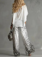 Conjunto Camiseta Blanca Fluida y Pantalón de Chifón Estampado de Leopardo