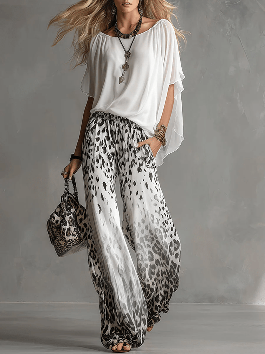 Conjunto Camiseta Blanca Fluida y Pantalón de Chifón Estampado de Leopardo
