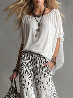 Conjunto Camiseta Blanca Fluida y Pantalón de Chifón Estampado de Leopardo