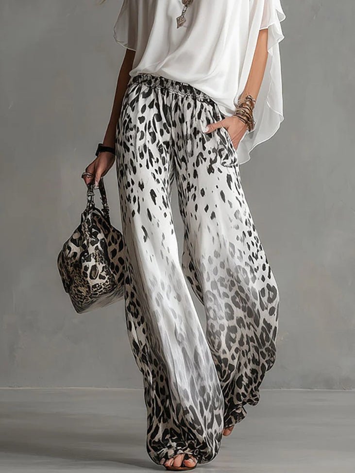 Conjunto Camiseta Blanca Fluida y Pantalón de Chifón Estampado de Leopardo