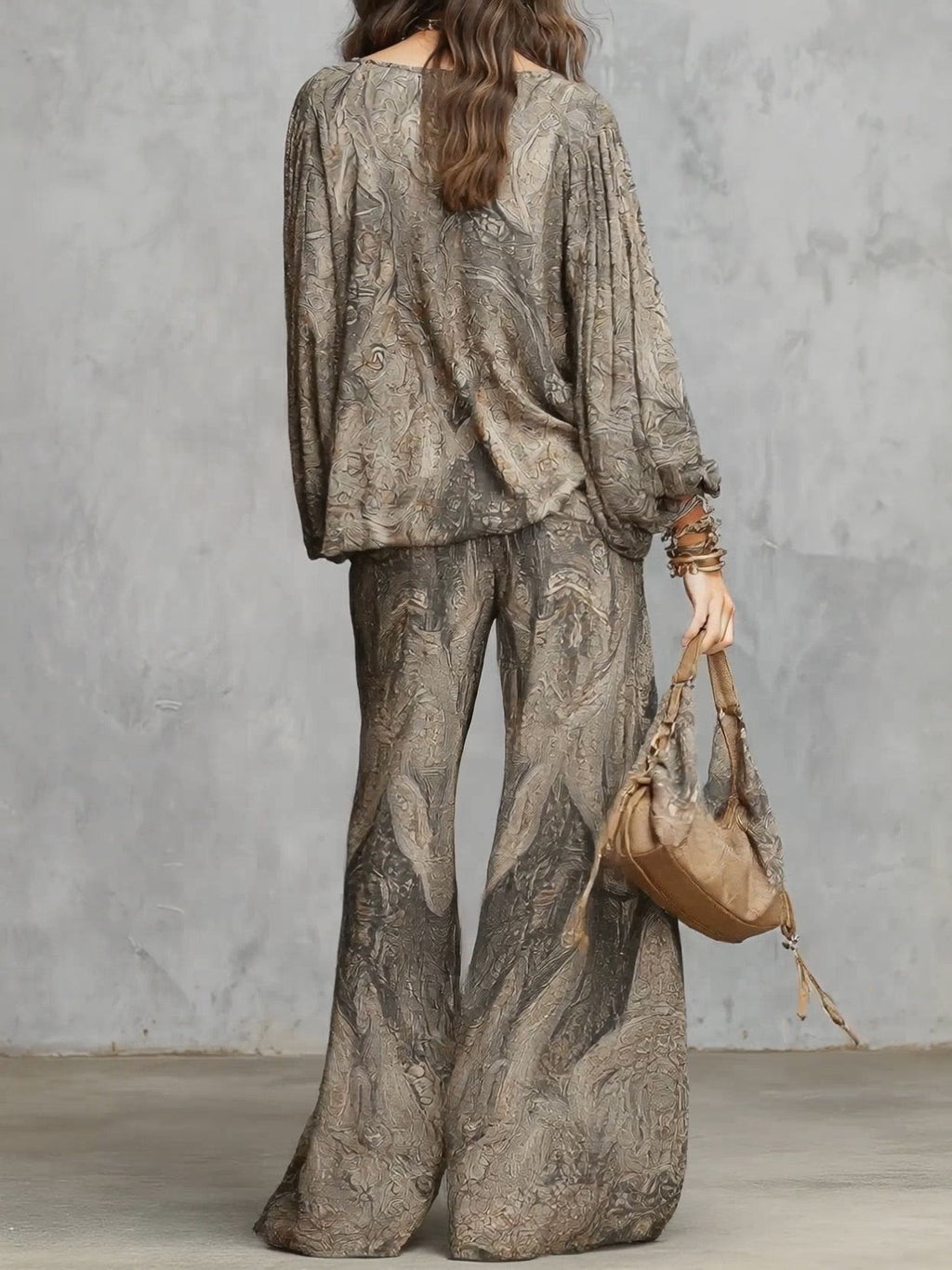 Conjunto Top con Mangas Farol y Estampado Paisley Gris y Pantalón Ancho