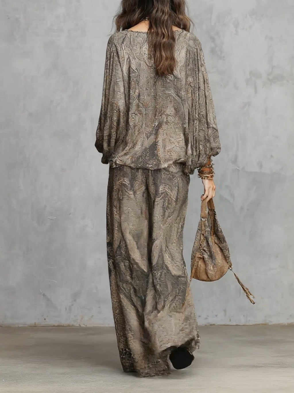 Conjunto Top con Mangas Farol y Estampado Paisley Gris y Pantalón Ancho