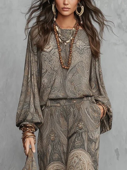Conjunto Top con Mangas Farol y Estampado Paisley Gris y Pantalón Ancho