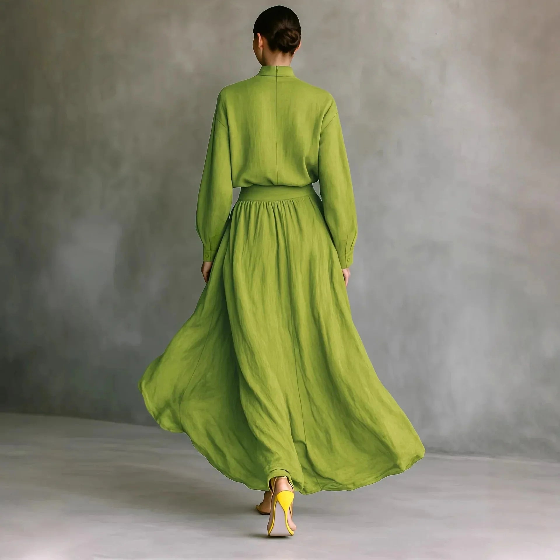 Conjunto Blusa Cuello Alto Verde Amarillento y Falda Ancha de Talle Alto
