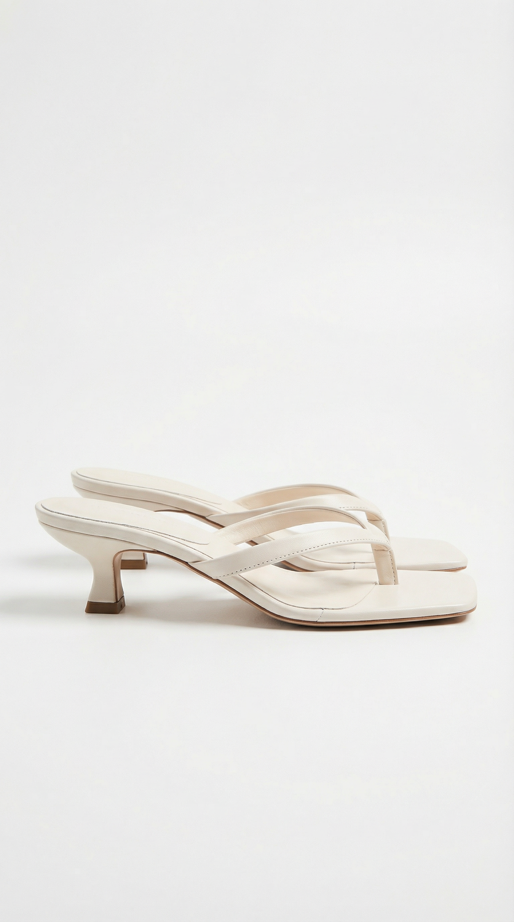 Sandalias de tiras entre los dedos de Jessica con tacón bajo