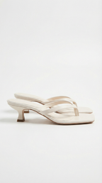 Sandalias de tiras entre los dedos de Jessica con tacón bajo