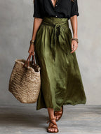 Conjunto de Dos Piezas Camiseta Negra y Falda Midi Verde Oliva